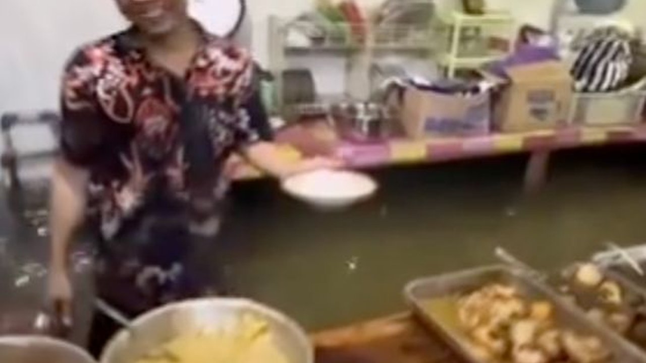 Viral Warteg di Semarang Ini Tetap Jualan Meski Banjir, Santai Layani Pembeli saat Sahur