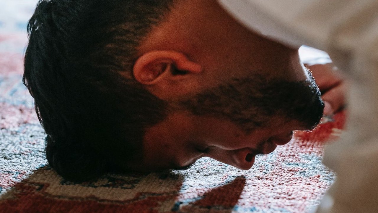 Doa Sujud Terakhir Arab Latin dan Artinya, Pahami Hukumnya