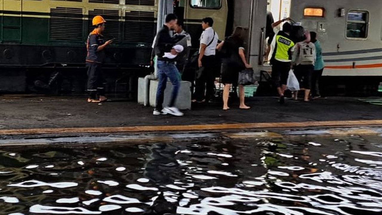 KAI Batalkan Perjalanan Kereta Api Akibat Banjir Semarang, Ini Daftar Kereta Terdampak