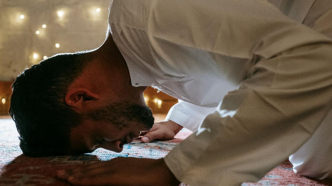 Bacaan Niat Sholat Malam Lailatul Qadar Sendiri 2-4 Rakaat, Lengkap Beserta Tata Caranya