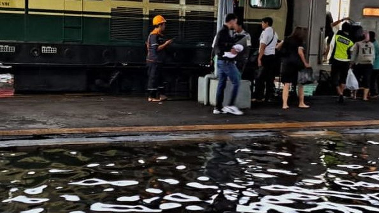 Semarang Banjir, Sejumlah Kereta Api ke Surabaya Alami Keterlambatan