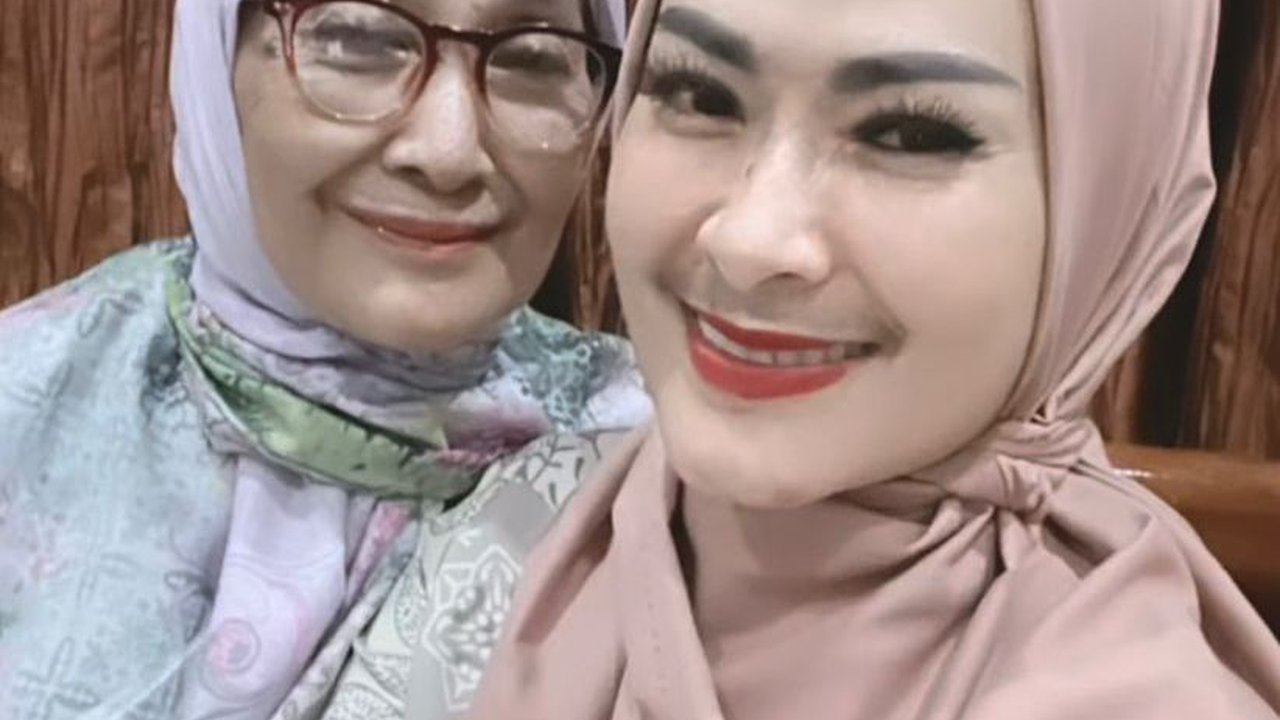 Foto-foto Iis Dahlia saat Pulang ke Kampung Halaman di Indramayu, Tampil Berhijab Bikin Pangling
