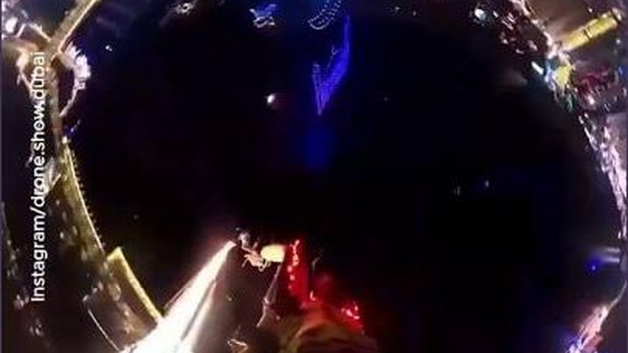 VIDEO: Drone dan Skydive ini Bikin Langit Bulan Ramadan Makin Indah