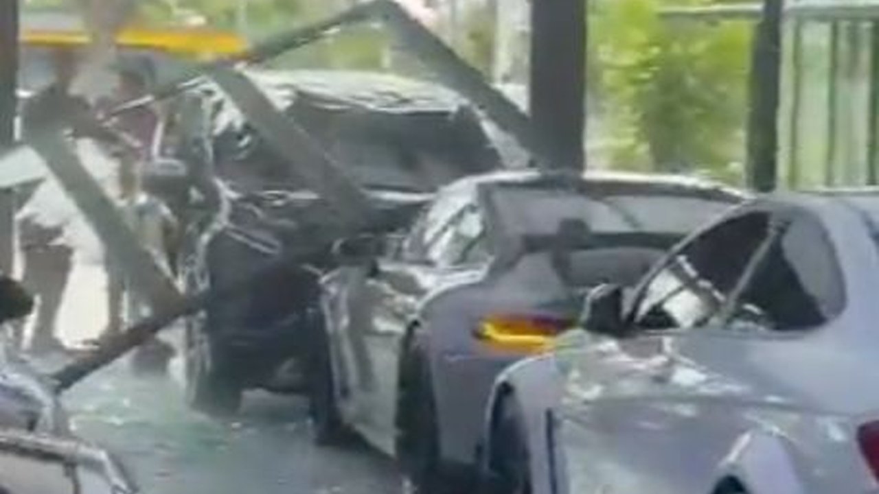 Mobil Xpander Nyelonong ke Showroom Mobil Mewah, Porsche Rp8,9 Miliar Ringsek Ditabrak
