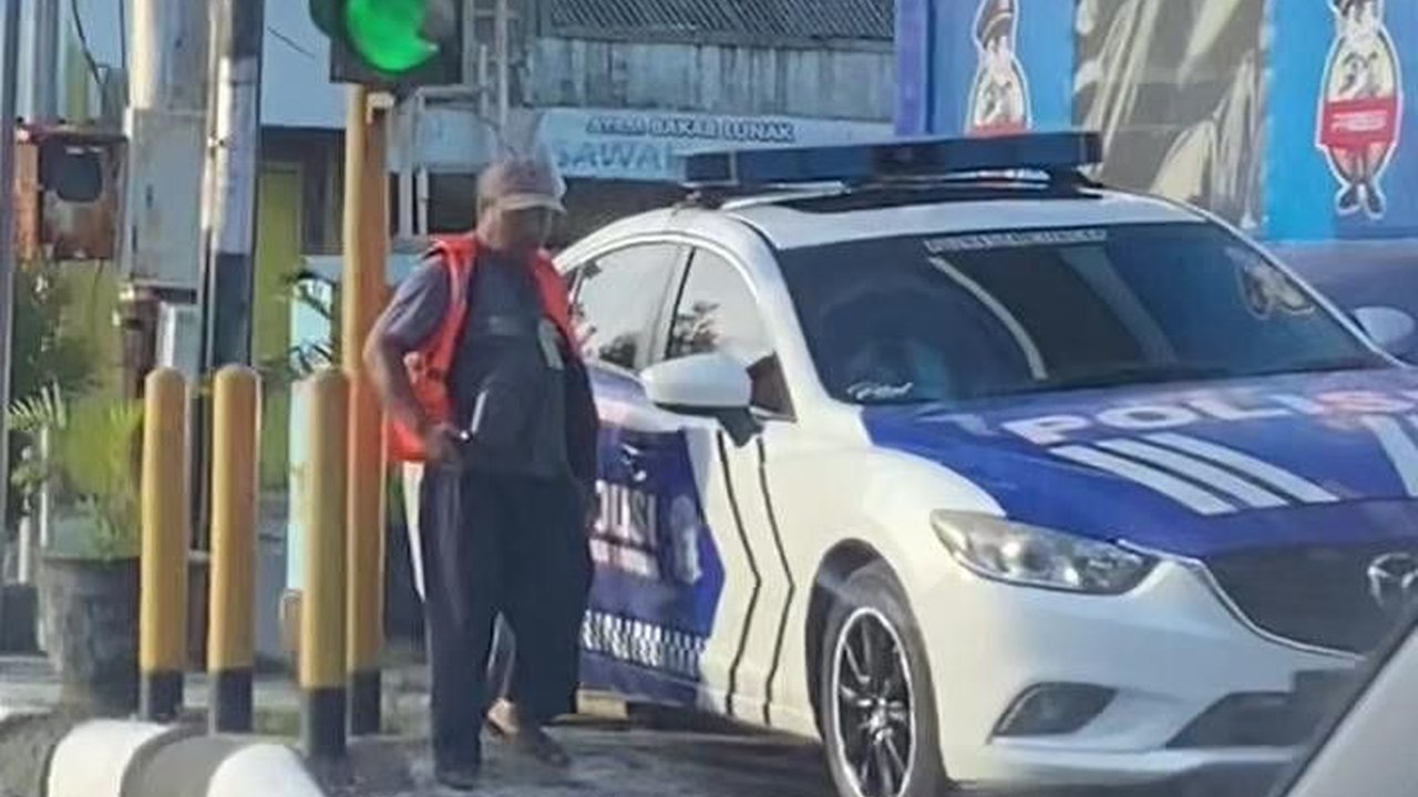 Diduga Penyamaran Polisi Sebagai Tukang Parkir Terekam Warganet