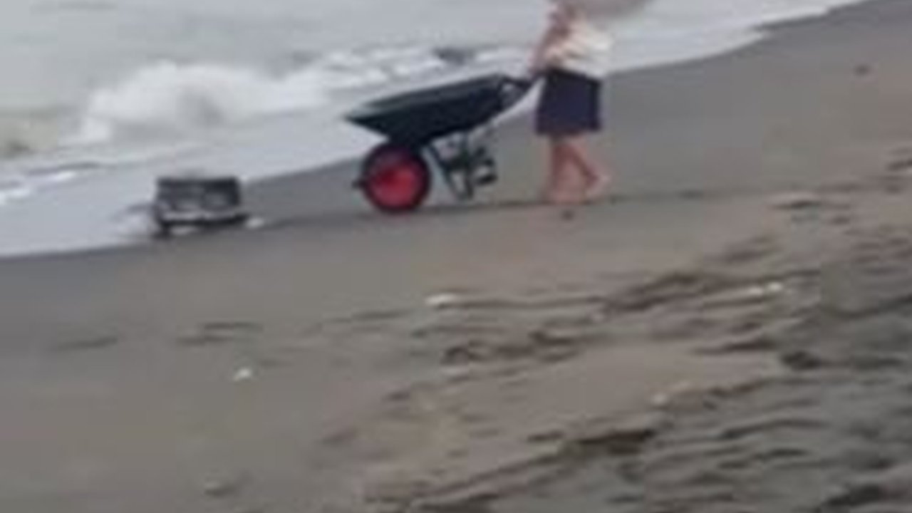 Aksi Tak Terpuji Warga Sengaja Buang Sampah di Pantai, Alasannya Bikin Warganet Naik Darah