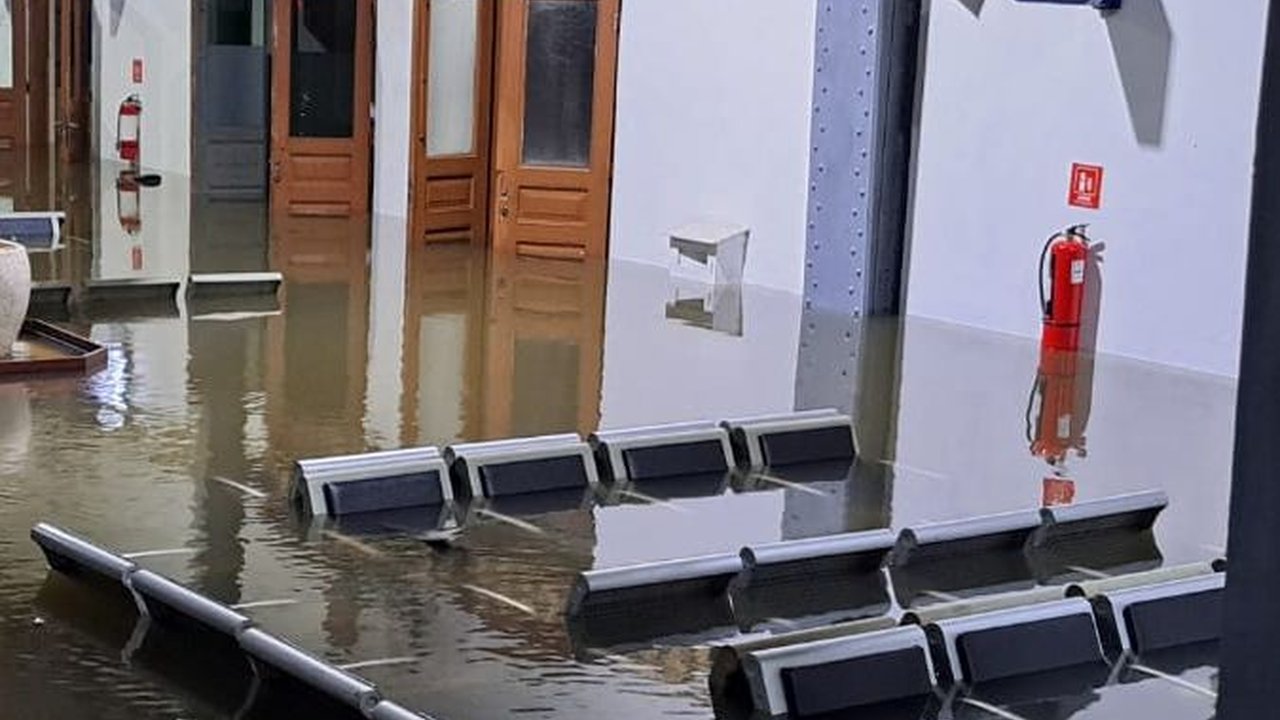 FOTO: Penampakan Banjir Lumpuhkan Stasiun Tawang dan Rendam Kawasan Kota Lama Semarang
