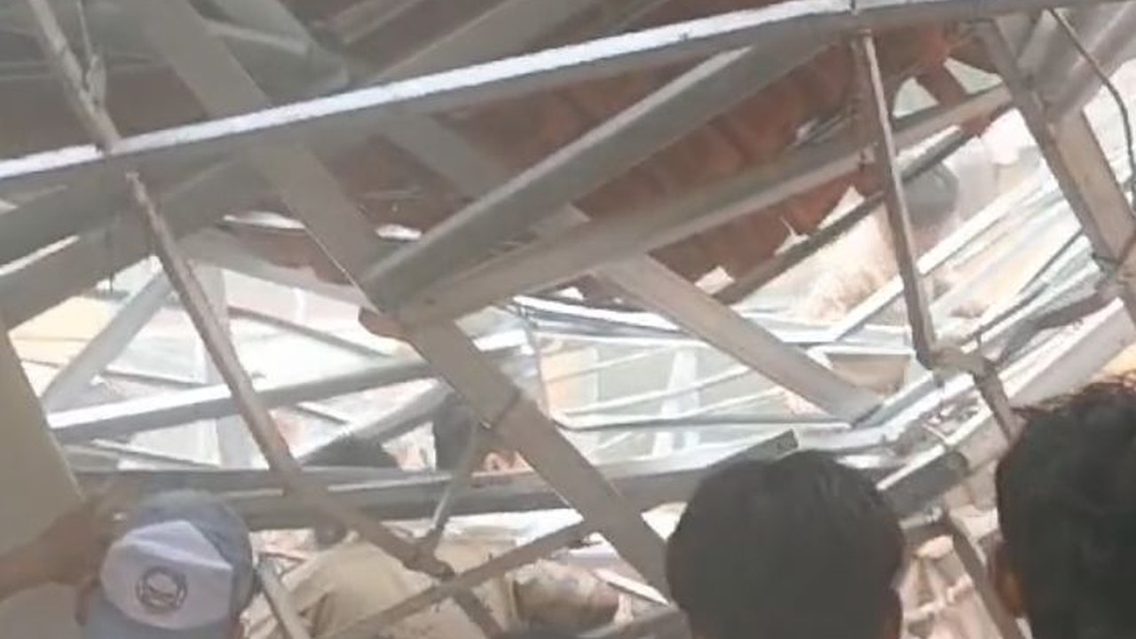 Detik-Detik Atap SMA Negeri 1 Ciampea di Bogor Ambruk, Sejumlah Siswa Dikabarkan Luka-Luka