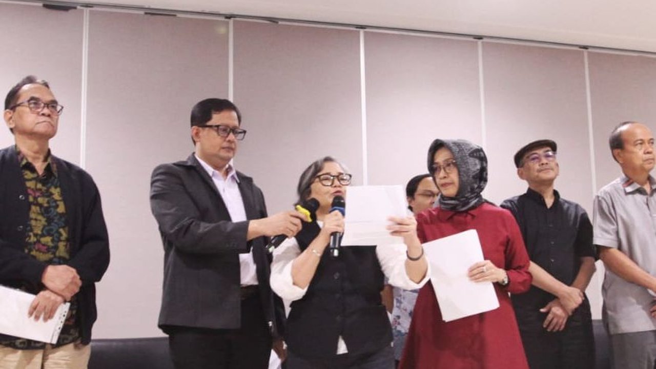 FOTO: Demokrasi Meredup, Guru Besar dan Akademisi Berkumpul di UI Salemba