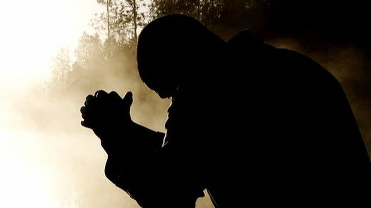 Rela Nunggu Depan Rumah karena Tak Mau Ganggu Istri Ketiduran, Aksi Suami Ini Tuai Pujian