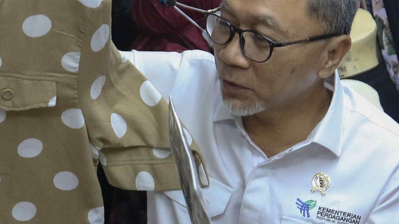 FOTO: Blusukan di Pasar Tanah Abang, Mendag Zulhas Borong Baju Lebaran