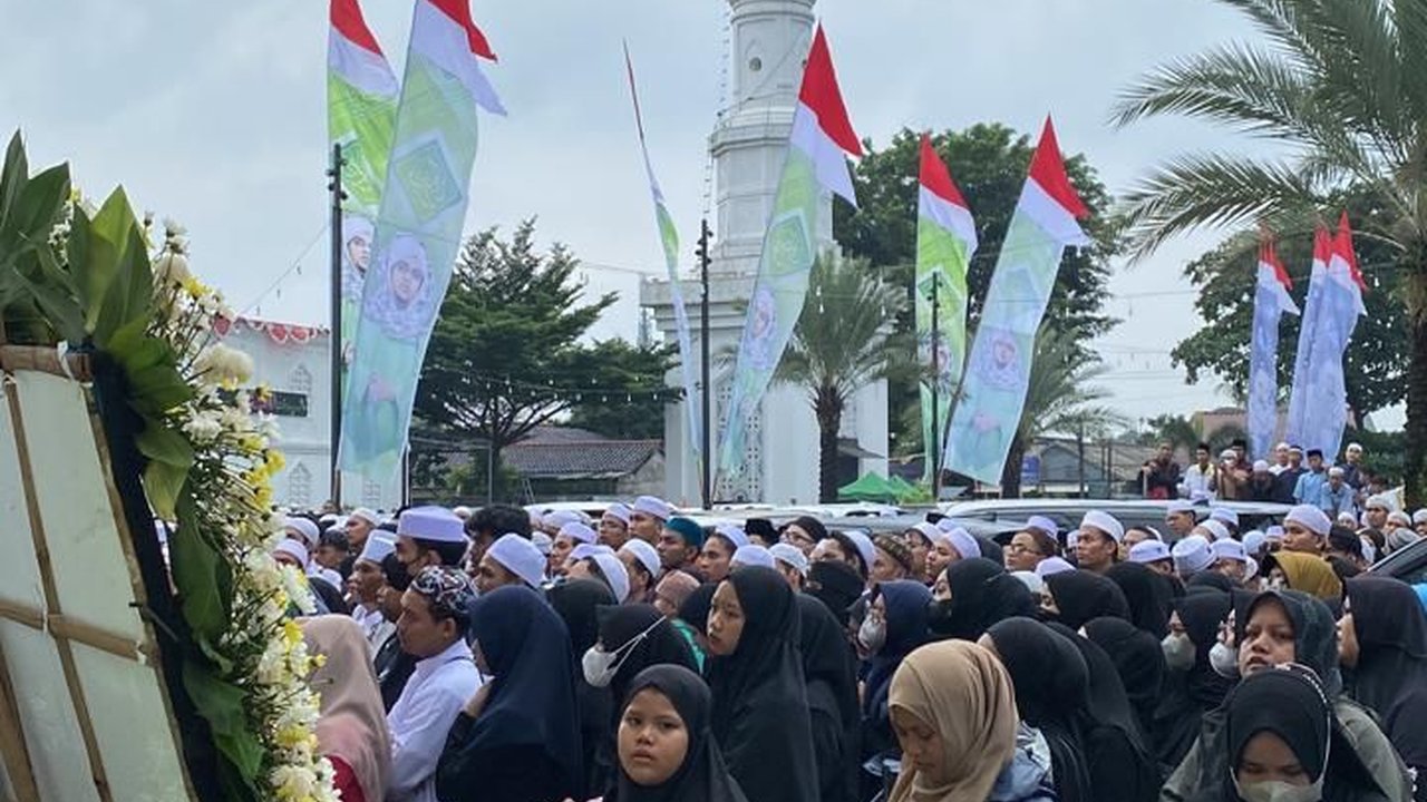 Potret Jemaah Padati Prosesi Pemakaman Habib Hasan Bin Ja’far Assegaf