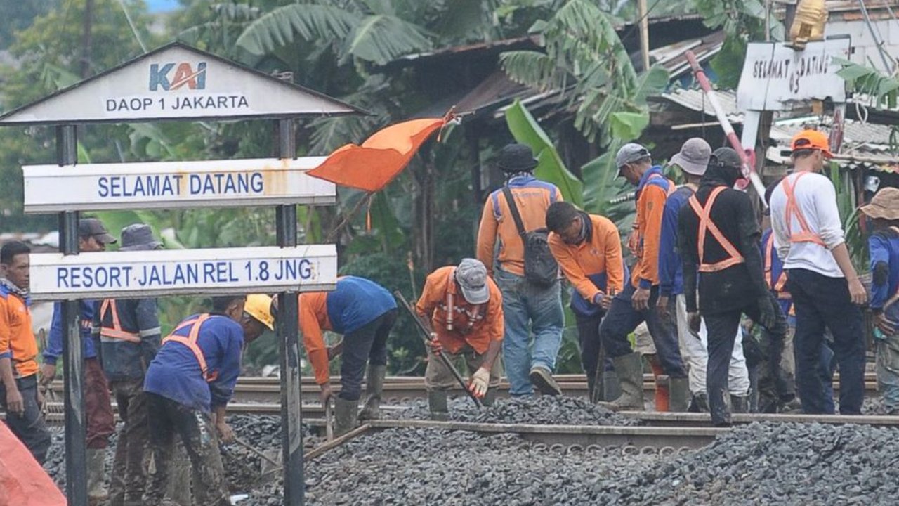 FOTO: Intip Sibuknya Petugas Cek dan Rawat Rel Kereta Api Jelang Mudik Lebaran