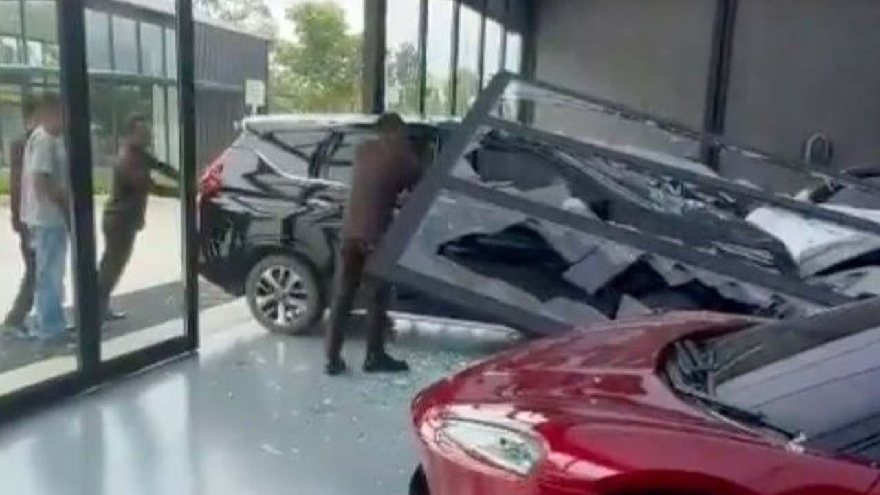 Ini Lokasi Showroom Mewah, Xpander Nyelonong Tabrak Mobil Porsche GT3 hingga Ringsek