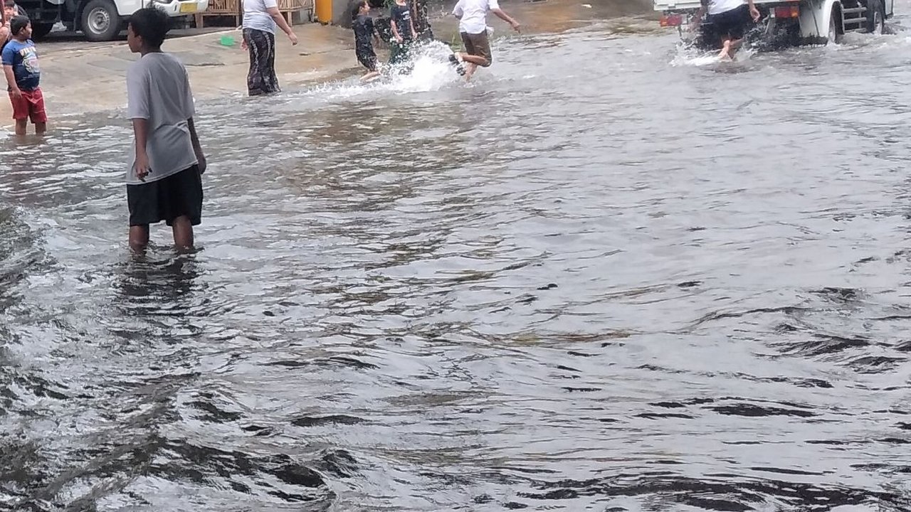 Cerita Pemotor Terpaksa Dorong Motor Saat Nekat Terabas Banjir Semarang