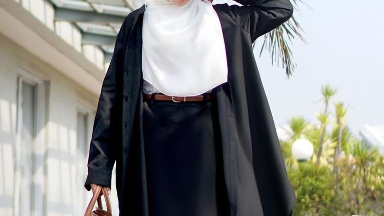9 Paduan Warna Hijab Berwarna yang Membuat Penampilan Baju Hitammu Berkilau