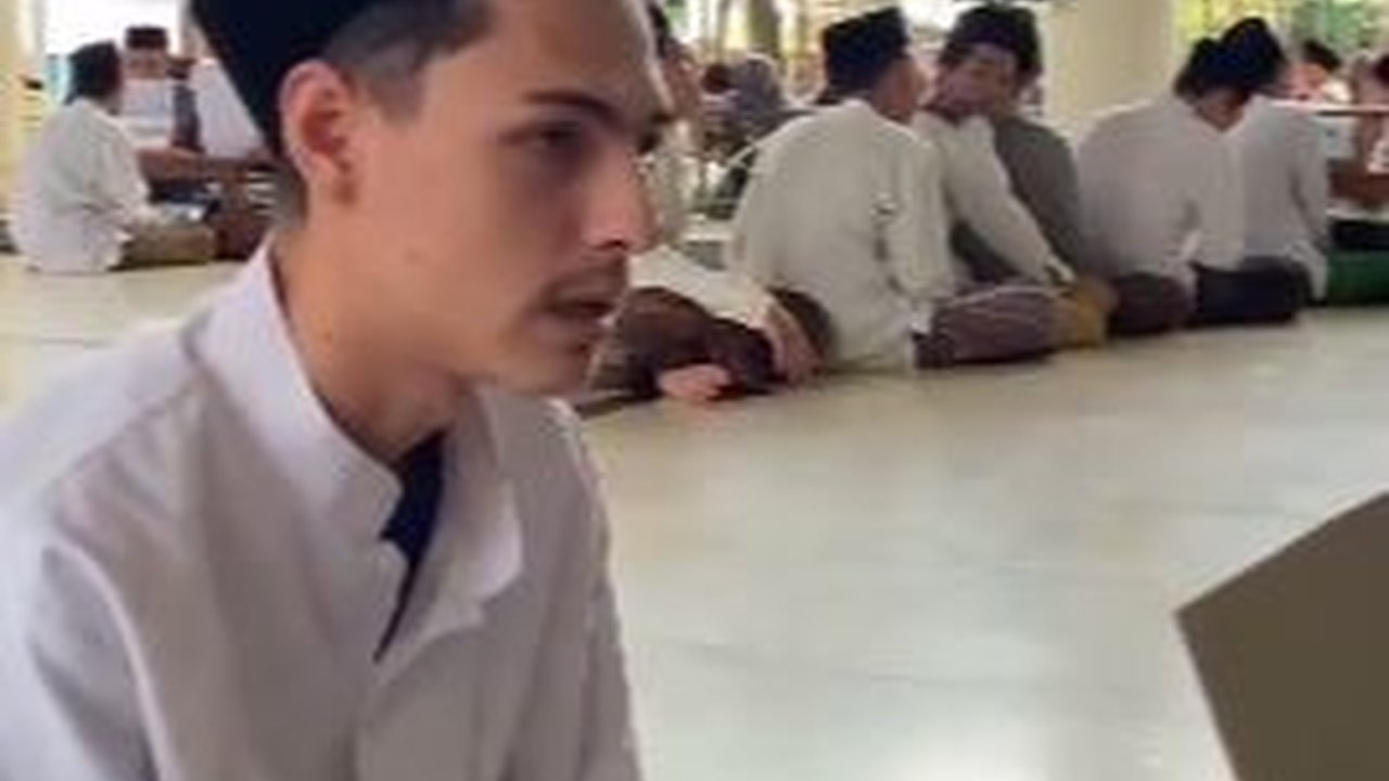 Momen Santri Ganteng Asal Jerman Setoran Hafalan Kitab, Fasih Banget Sampai jadi Sorotan
