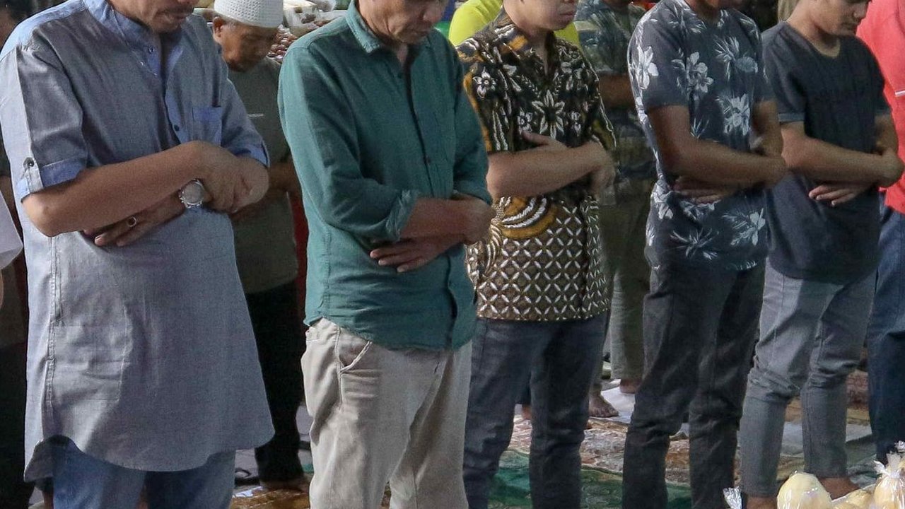 FOTO: Suasana Jumatan Pertama Ramadan di Pasar Tanah Abang, Pengunjung dan Pedagang Salat di Antara Kios-Kios