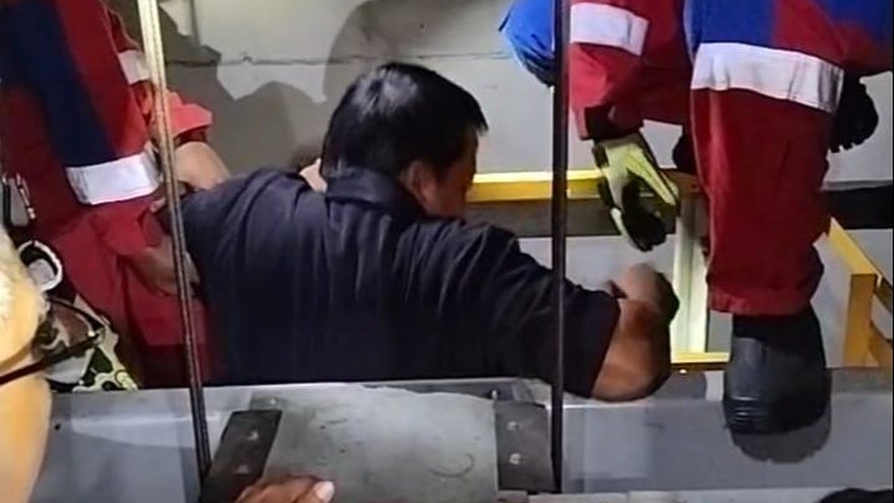 Dramatis,  Petugas Damkar Evakuasi Pria Terjebak 1,5 Jam Dalam Lift Lewat Lubang Atap