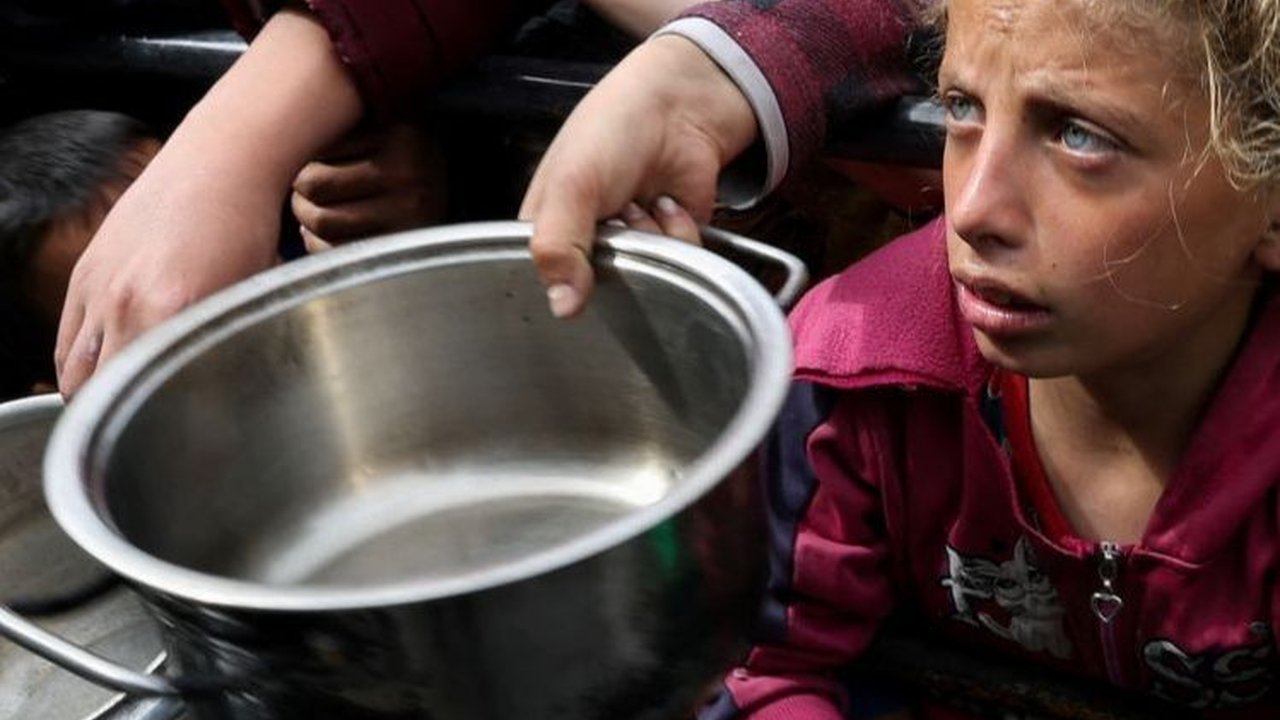 Ramadan di Gaza, Warga Berkerumun Sambil Memegang Mangkuk Plastik untuk Sesendok Makanan