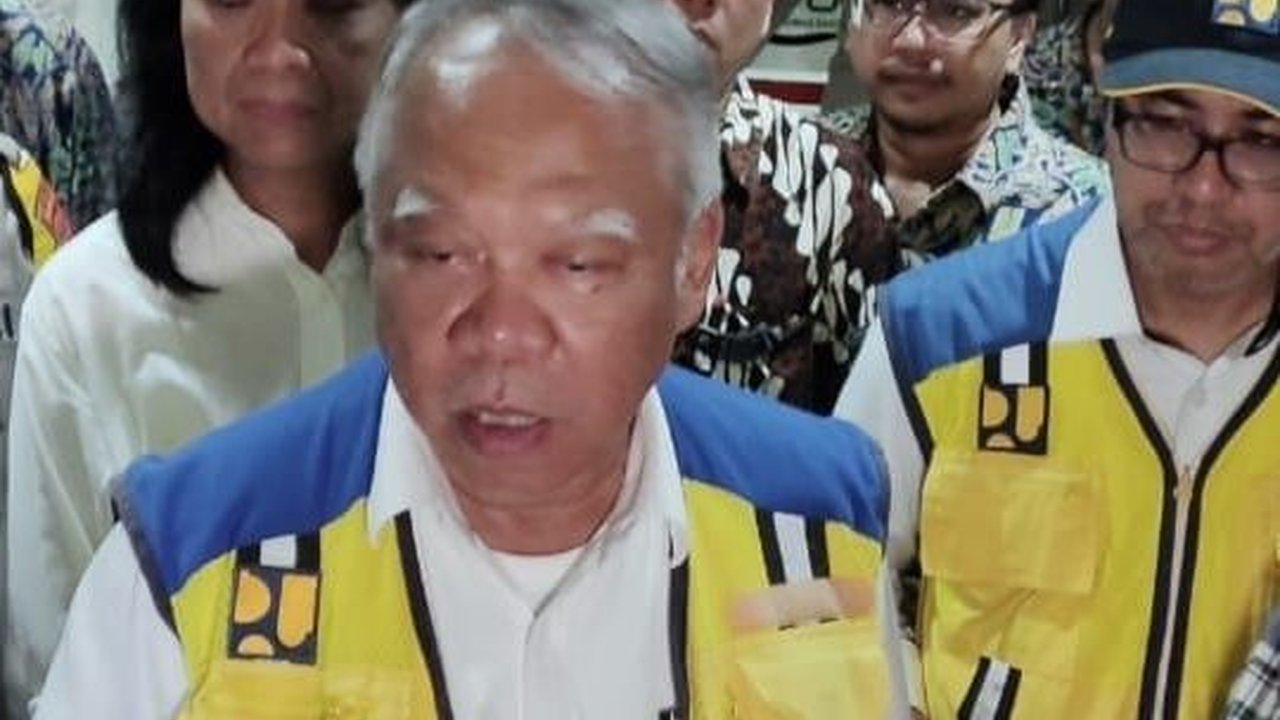 VIDEO: Wajah Serius Pak Bas Mencatat di Buku saat Jokowi Bicara