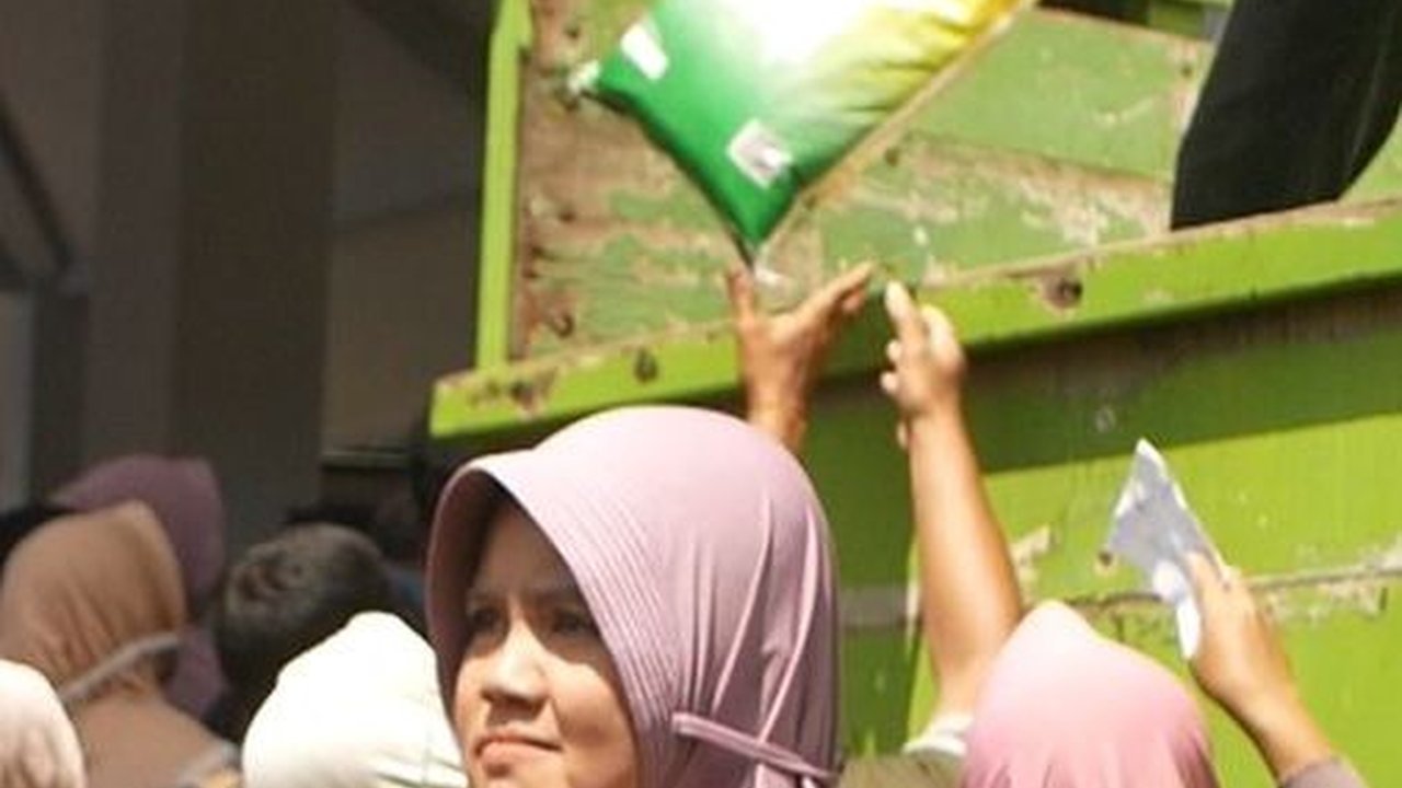Demi Beras Murah, Warga Lumajang Rela Berdesakan dan Antre Berjam-jam