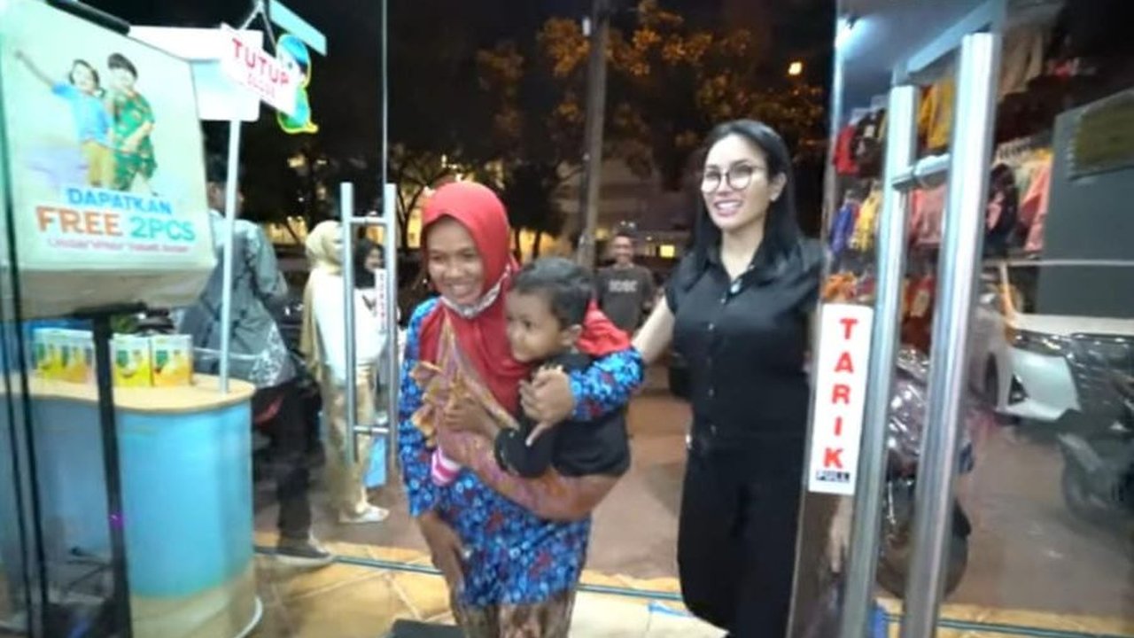 Nikita Mirzani Nangis Bertemu Ibu-ibu Temani Anaknya yang Tidur di Pinggir Jalan, Langsung Diajak Belanja