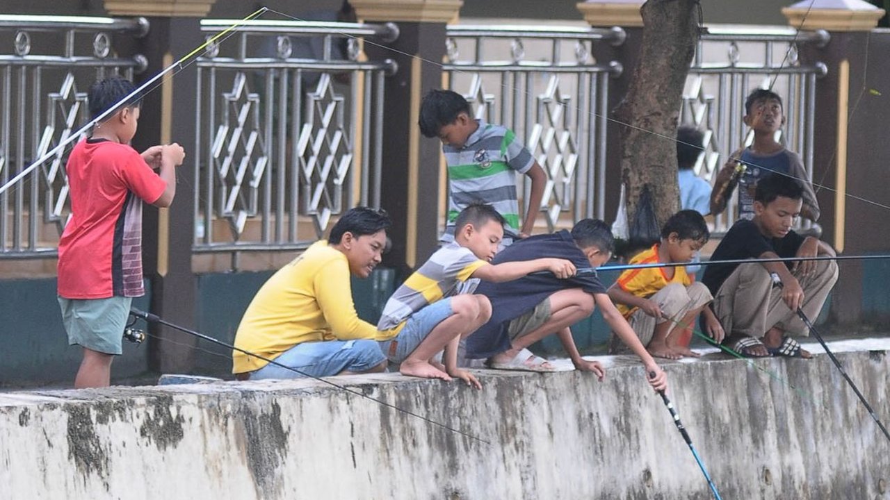FOTO: Keseruan Warga Menanti Waktu Berbuka Puasa dengan Mancing di Situ Cicadas