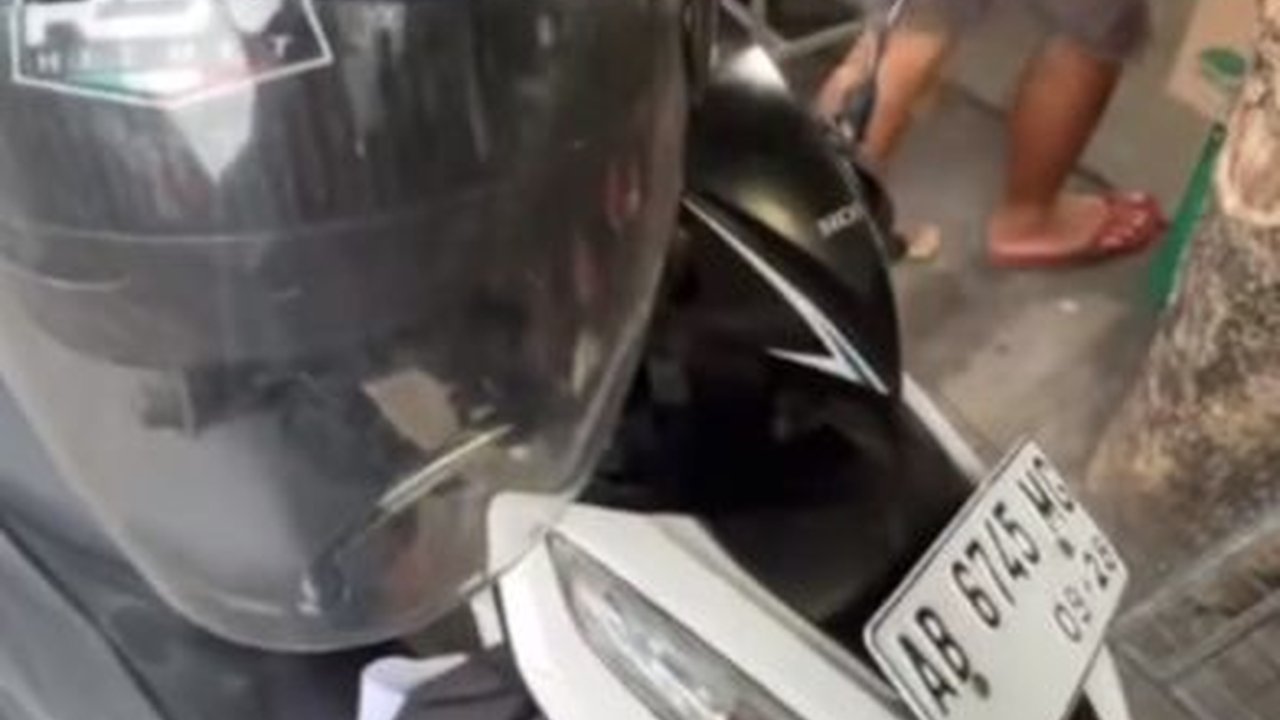 Motor Teman Pria Ini Tertukar saat Parkir Bersebelahan, Bikin Bingung Warganet: Kuncinya Kok Bisa Sama