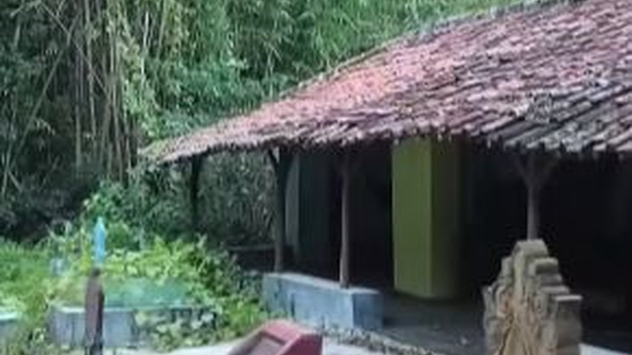 Cinta Sejati, Kuwu Ini Rela Tidur di Kuburan Sang Istri  'Ingin Cari Ketenangan'