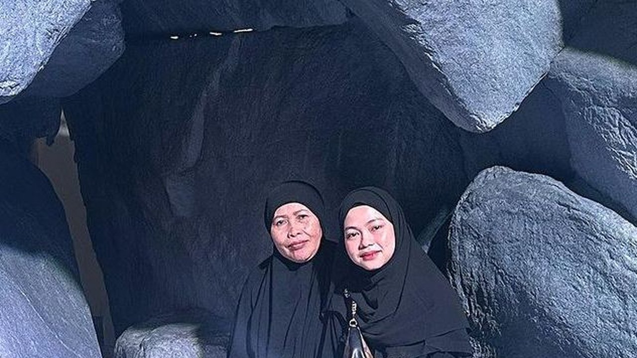 Potret Lady Rara Jalani Ibadah Umrah Bersama Sang Ibunda, Penampilannya Curi Perhatian