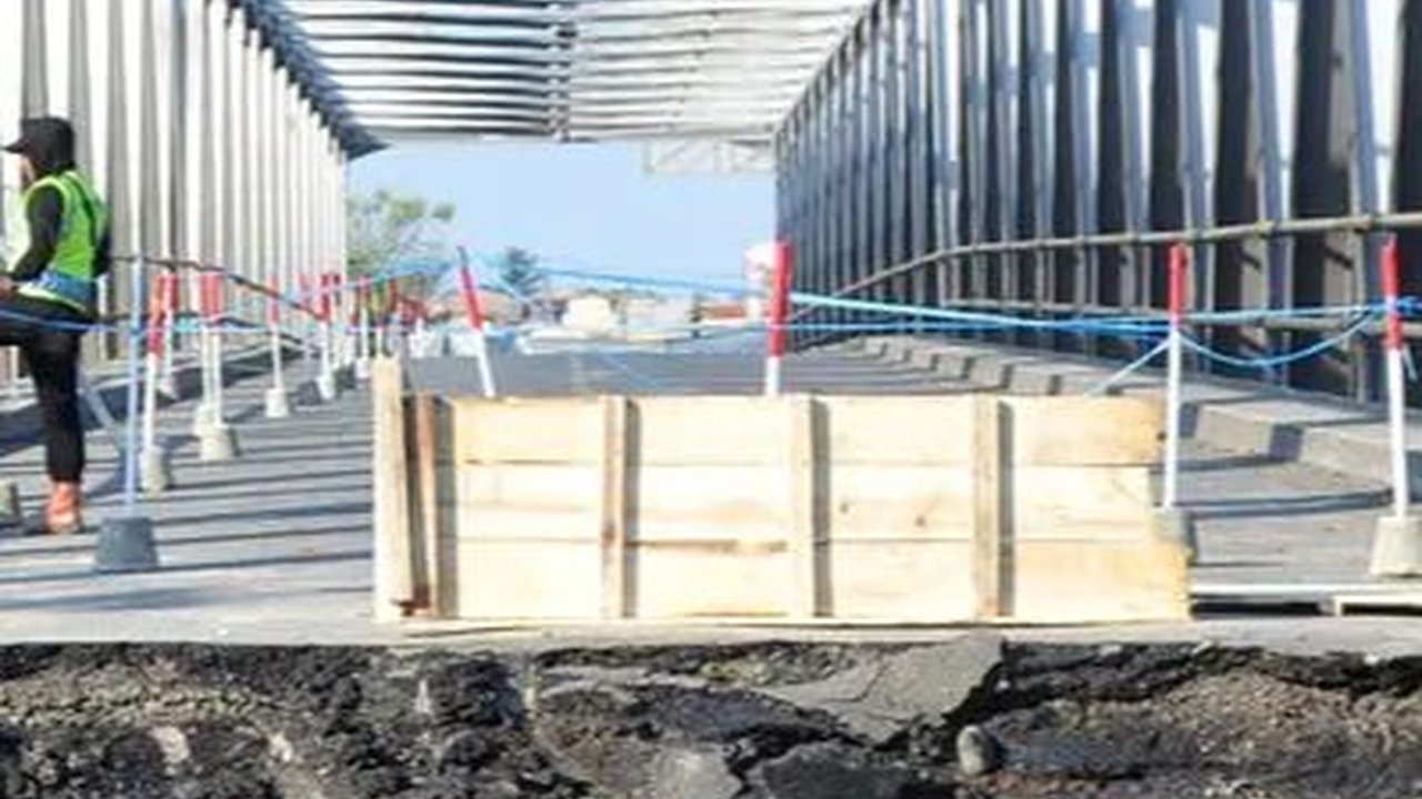Viral Momen Pekerja Proyek Jembatan Comal Pemalang Kedapatan Tidur di Aspal, Bikin Sedih