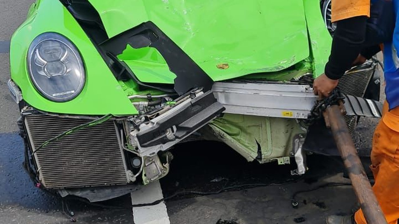 Prosche Tabrak Livina di Tol Kejapanan, Satu Orang Luka Berat