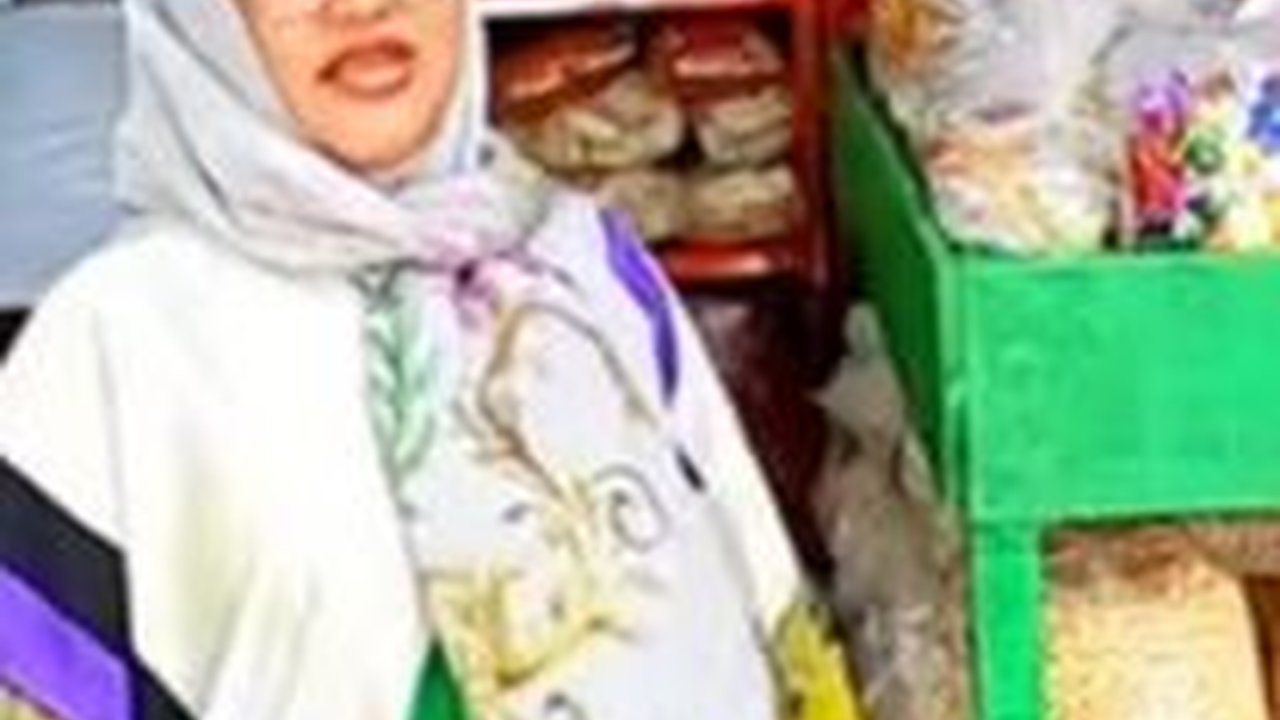 Selain Bangun Rumah Mewah, TKW Arab Saudi Ini Buka Pabrik Camilan di Perkampungan Terpencil