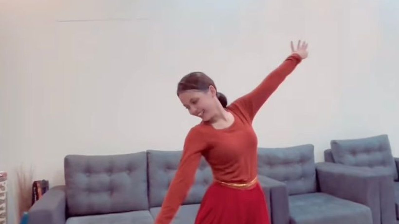 Kolaborasi Dengan Jhody Seltha, 8 Foto Putri Isnari Saat Menari India