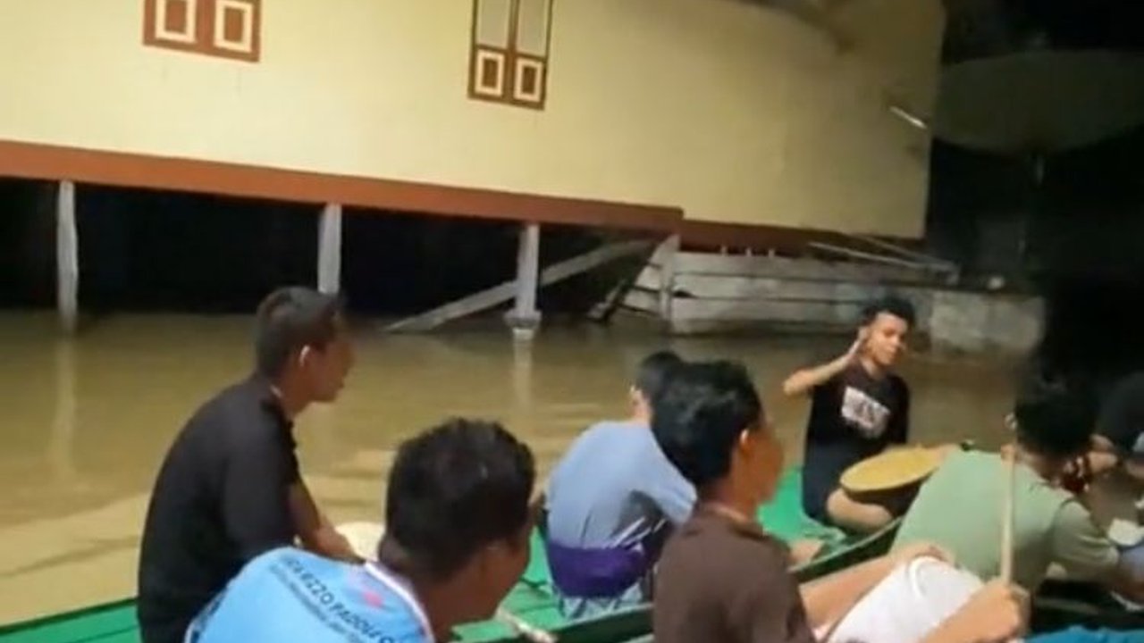 Viral Momen Pemuda di Jambi Bangunkan Sahur Pakai Perahu karena Banjir, Begini Aksi Mereka