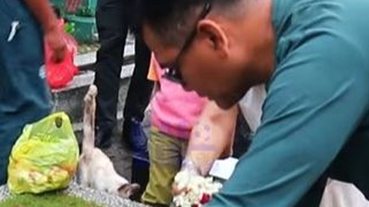 Haru Sambil Taburkan Bunga, Mayjen Kunto Memperlihatkan Makam Anak Sulungnya yang Bernama Senin