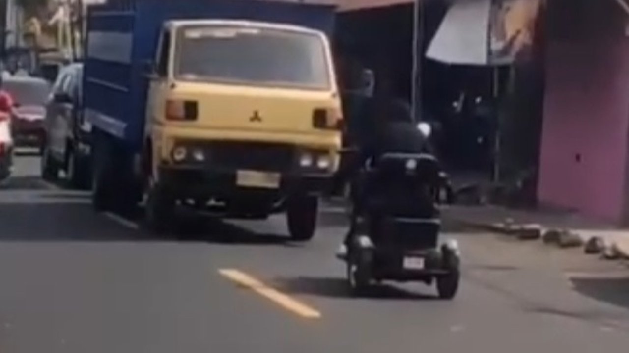 Buat Geram, Aksi Ibu Pengendara Motor Roda Tiga Lawan Arus Ini Viral