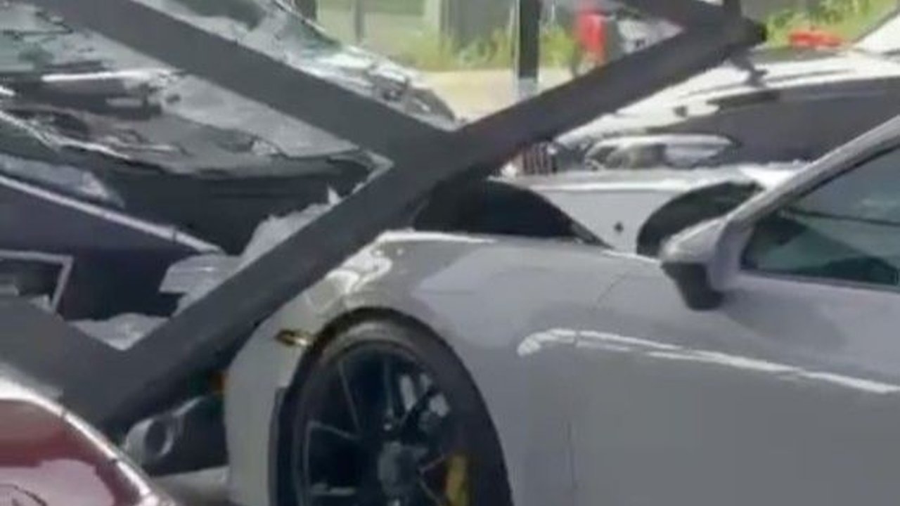 Segini Kecepatan Xpander Tabrak Porsche Senilai Rp8,9 Miliar di Showroom Mewah PIK