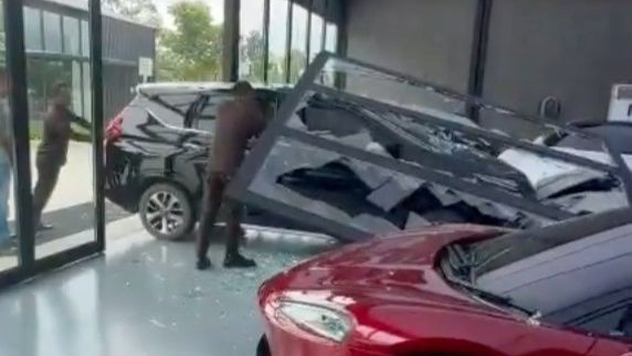 Sebelum Tabrak Porsche, Xpander Seruduk Panel Pintu Showroom Ivan's Motor