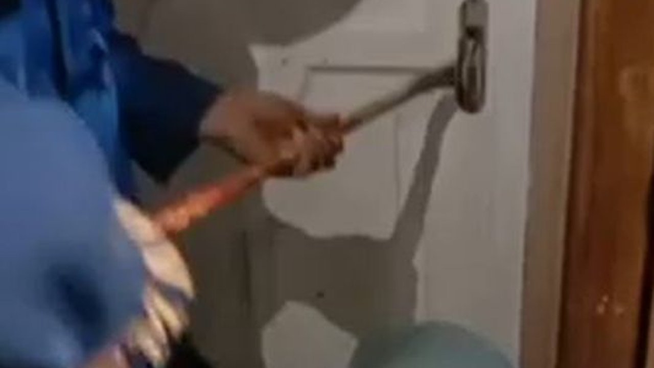 15 Menit Menegangkan Penyelamatan Balita Terkunci di Kamar Lantai 2 Perumahan Tangerang