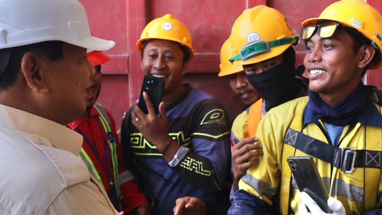 Saat Prabowo Ngobrol Akrab Bareng Pekerja Konstruksi IKN soal Pulang Kampung Ketika Lebaran