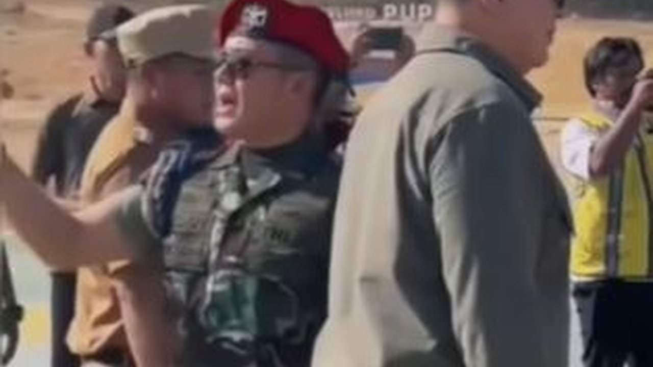 Pesona Menyala Mayor TNI Teddy saat Dampingi Prabowo di IKN, Gagah Berbaret Merah