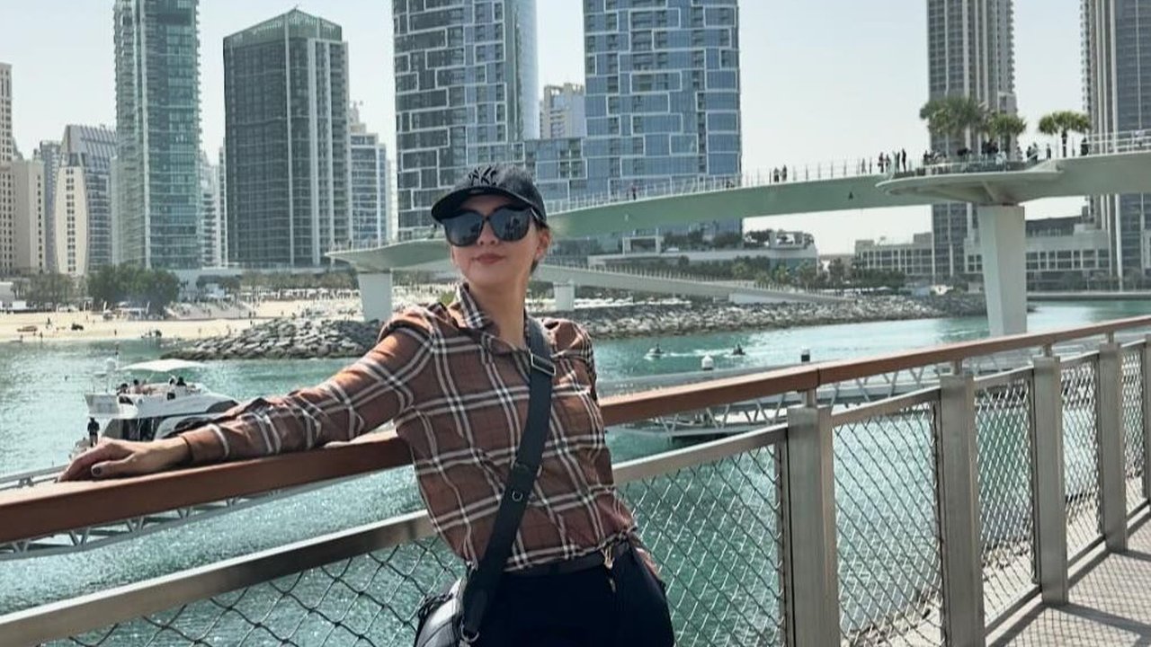 10 Gaya Donna Agnesia saat Liburan di Dubai, Penampilannya Kece Banget dan Awet Muda Bak Anak Kuliahan