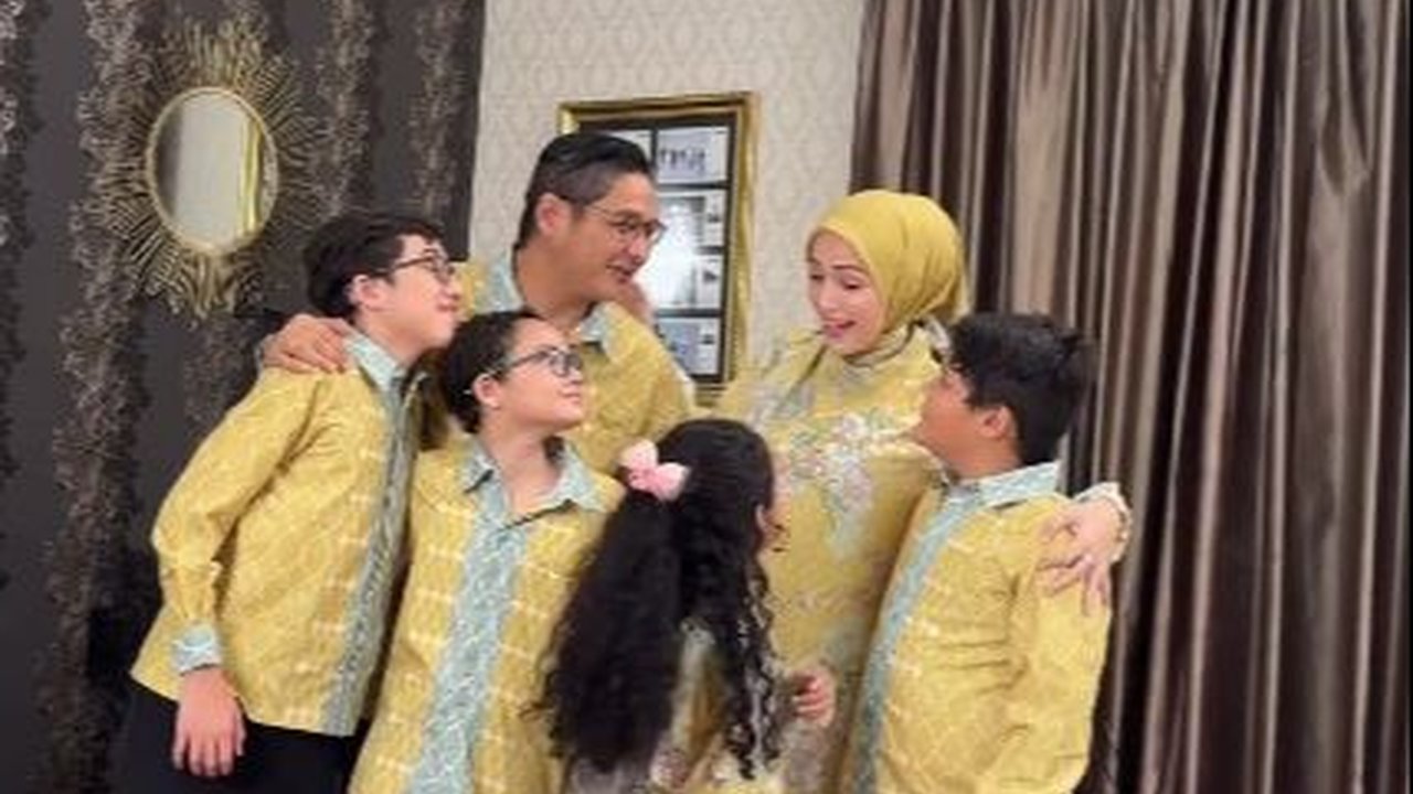 Deretan Potret Keluarga Bahagia dan Harmonis Pasha Ungu dan Adelia Wilhelmina dengan 4 Anaknya