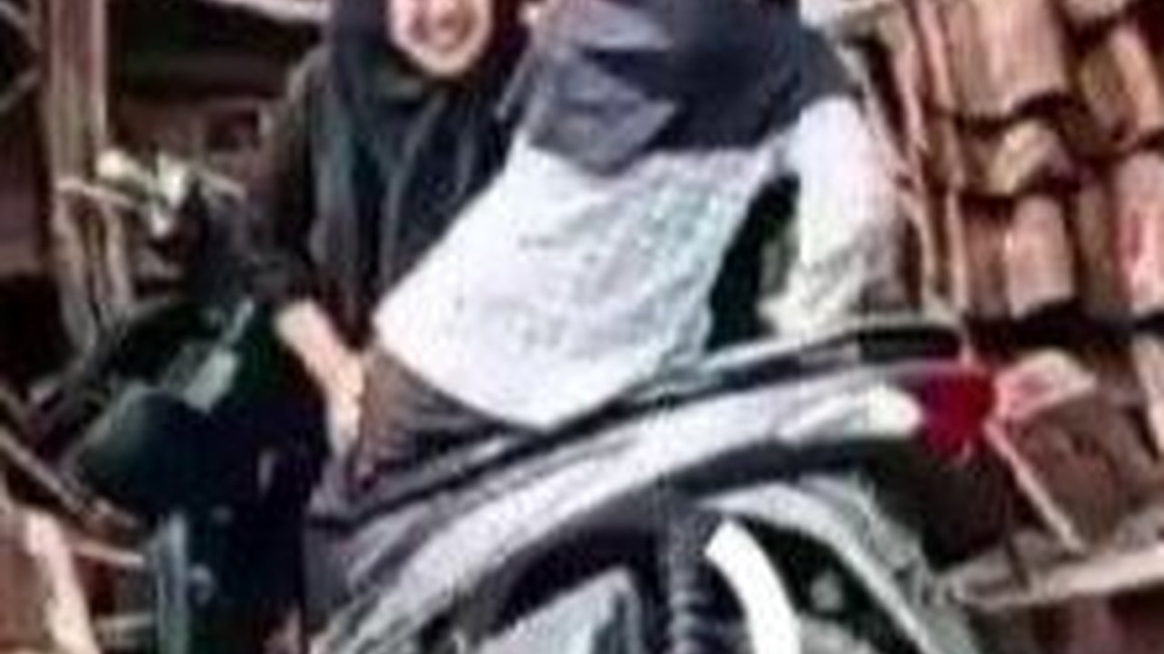 Ternyata Begini Ekstremnya Jalanan yang Bikin Pemotor Wanita Nyangkut di Atap Rumah Warga