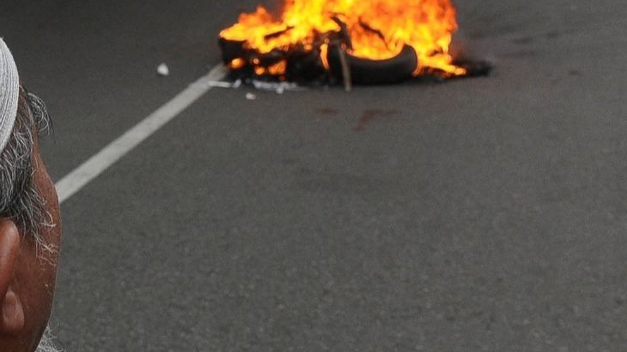 VIDEO: Makin Memanas Pendemo Bakar Spanduk Gambar Jokowi Depan KPU