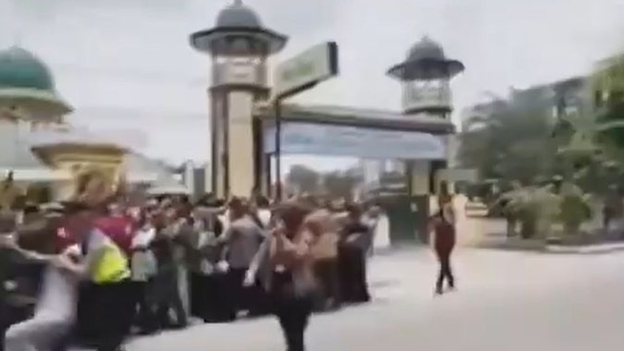 VIDEO: Viral Pria Meninggal Mau Salat di Masjid Ada Jokowi, Hoaks Dihalangi Paspampres