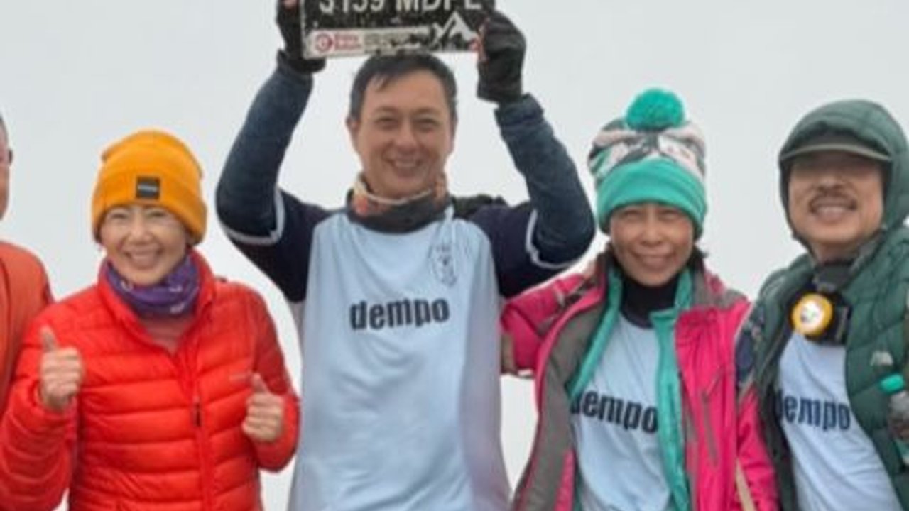 Reuni SMA Setelah 40 Tahun Lulus, Geng Paruh Baya Ini Mendaki Gunung Atap Sumatra Pakai Seragam Sekolah