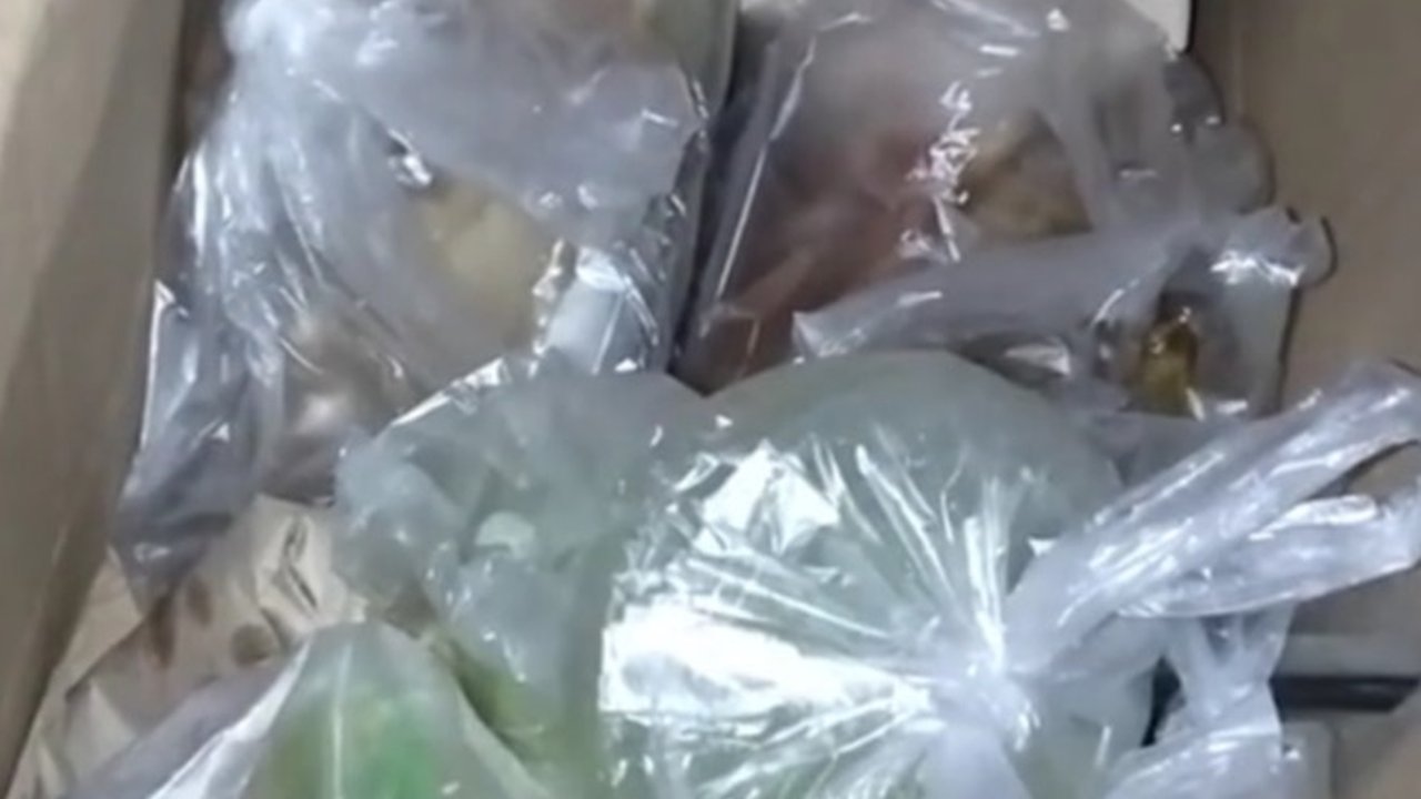 Berburu Takjil Gratis untuk Berbuka, Perempuan Ini Dapat Makanan hingga Satu Kardus